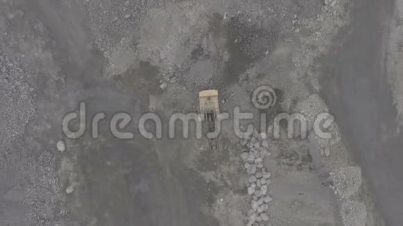 一个巨大的矿石采石场拍摄无人机飞起来视频的预览图