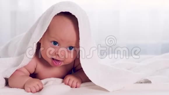 迷人的新生儿洗澡后笑视频的预览图