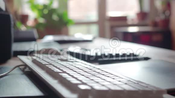 人用PC触摸板搜索信息男性手指在带有英文键盘的黑色笔记本电脑上打字视频的预览图