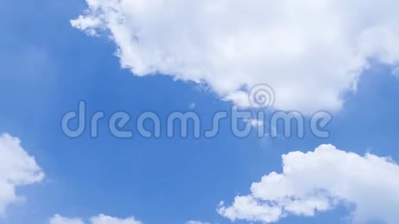 美丽的白云奔跑蓝天移动运动时间流逝视频的预览图
