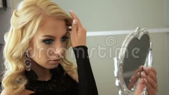 美容美发女照镜子自娱自乐视频的预览图