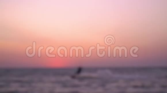 黎明时从事风筝冲浪的人的剪影视频的预览图