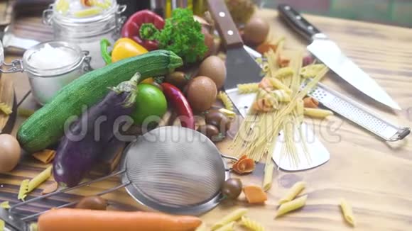 木制背景下新鲜蔬菜鸡蛋和通心粉的食物组成生蔬菜和烹饪原料视频的预览图