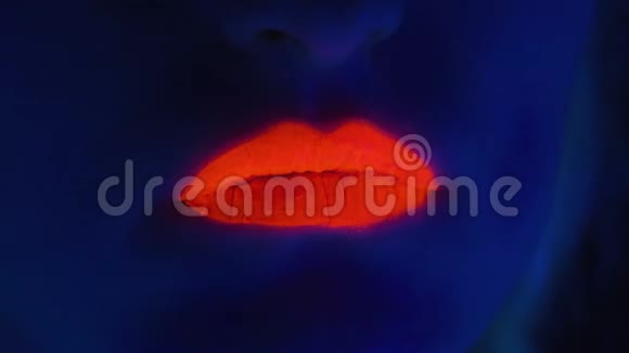 紫外线下红唇的年轻女子录像视频的预览图