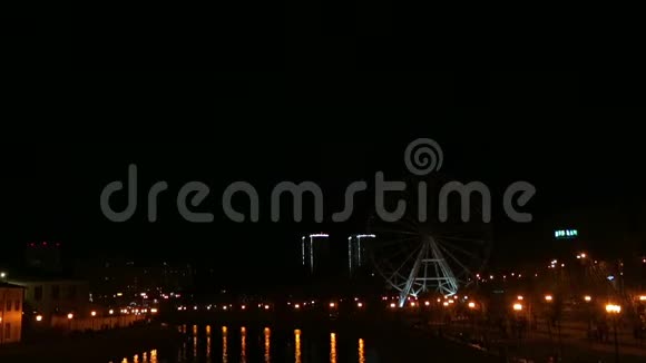璀璨的烟花在城市的水岸上夜空视频的预览图