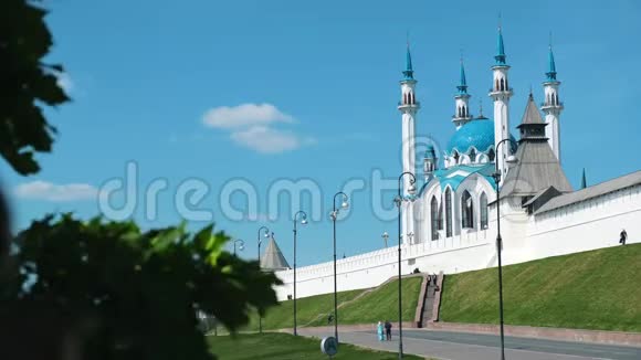 在夏季白天KulSharif清真寺和白石墙在一座绿色的小山上蓝天多云库存数据视频的预览图