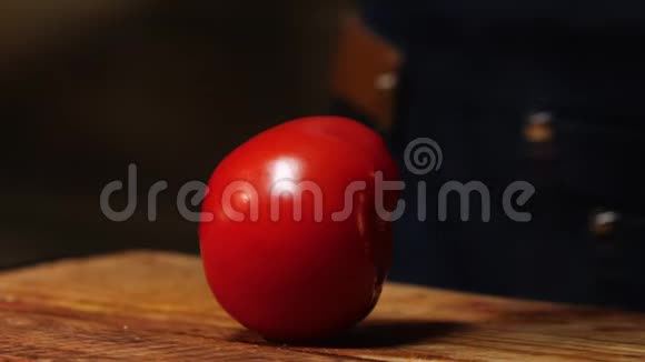 在木板上特写新鲜和成熟的番茄背景上模糊的厨师形象库存录像食物视频的预览图