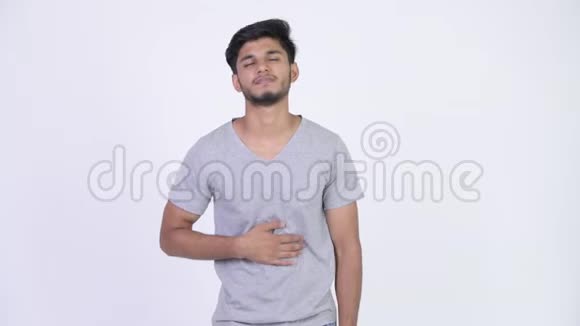 一个长着大胡子肚子疼的印度年轻人视频的预览图