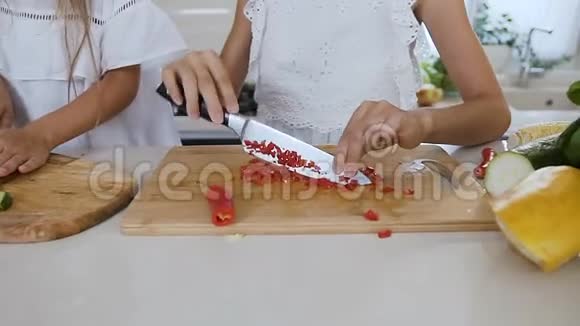 厨房里一只雌性手在砧板上切红辣椒的特写镜头女性的手在切割红色视频的预览图