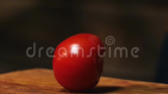 在木板上特写新鲜和成熟的番茄背景上模糊的厨师身影手握大块视频的预览图