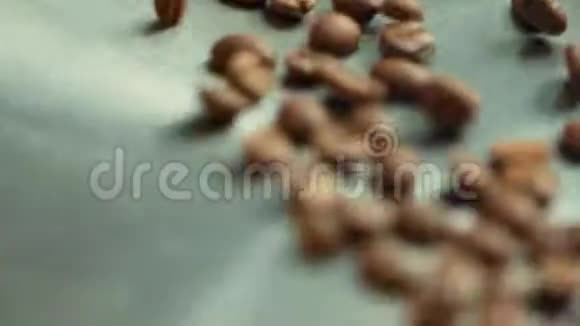 在平底锅上缓慢地烤制咖啡种子烤咖啡豆视频的预览图