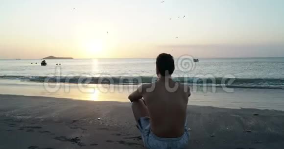 热带海滩上的人看日落冥想放松心理治疗反思视频的预览图