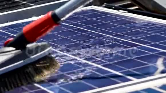 清洁太阳能电池板关闭视频的预览图