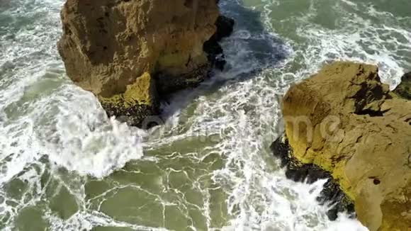 葡萄牙拿撒勒法罗尔德拿撒勒海岸的岩石和海浪视频的预览图