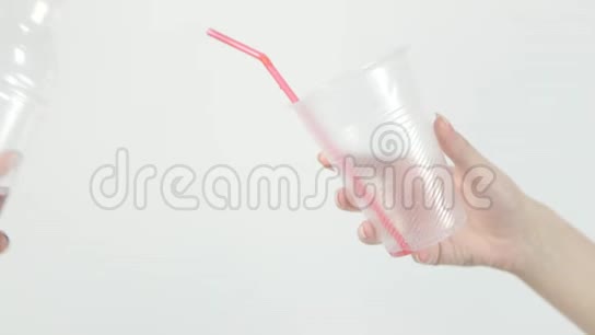 一个女人把一个塑料瓶里的红色水果饮料倒入玻璃杯里视频的预览图