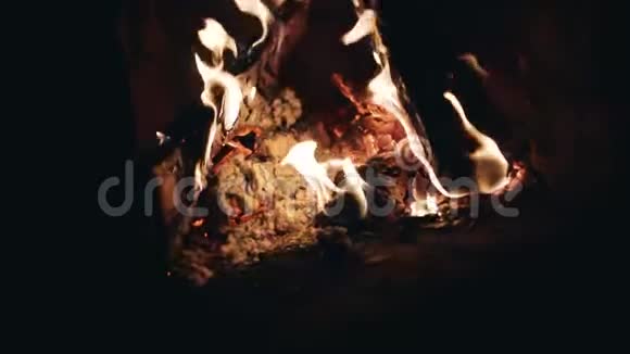 壁炉里的火很好燃烧的木头温暖的气氛视频的预览图