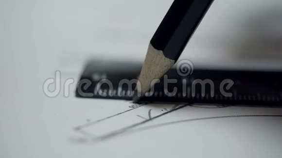 特写设计师用铅笔线连接绘图点视频的预览图