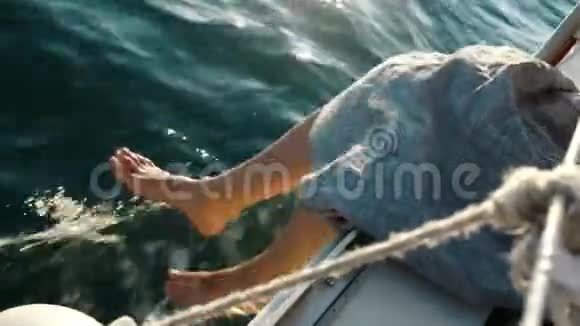 穿着亚麻衣服的女人在游艇上对着大海喋喋不休视频的预览图