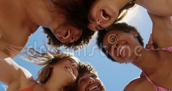 年轻的朋友在海滩聚在一起视频的预览图