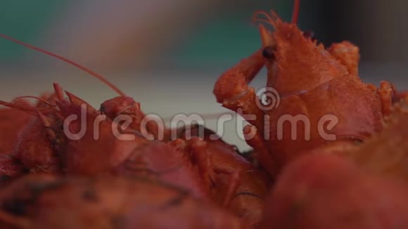 许多红煮小龙虾在盘子里视频的预览图