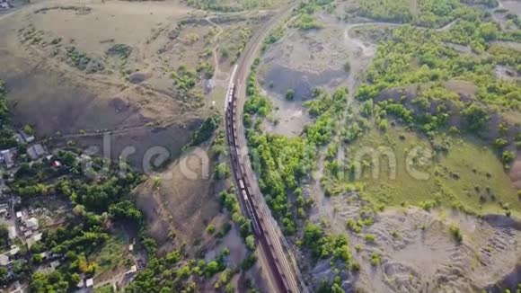 火车在大草原上沿着铁路行驶鸟瞰图视频的预览图