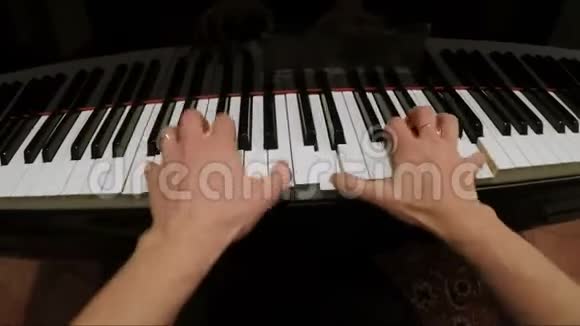 女子手弹钢琴快速破布时间FDV视频的预览图
