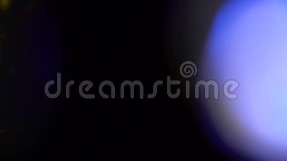 真正的镜头闪光拍摄在工作室的黑色背景易于添加作为覆盖或屏幕过滤器蓝色和金色的灯光视频的预览图