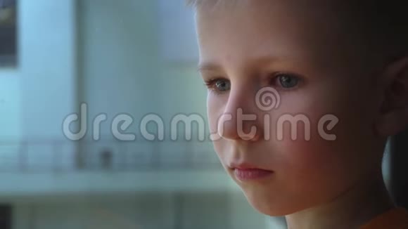 一个眼睛非常悲伤的孩子在机场看到一个人一个男孩的特写肖像孩子们破碎的希望视频的预览图