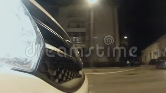 前景中有车灯的夜间汽车驾驶视频的预览图