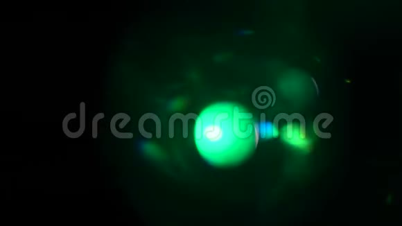 真正的镜头闪光拍摄在工作室的黑色背景易于添加作为覆盖或屏幕过滤器绿色和金色的光视频的预览图