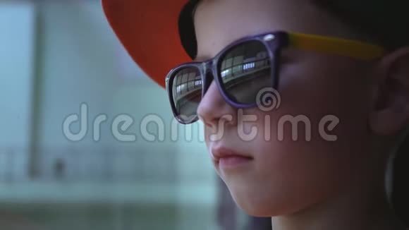 伤心的男孩戴着太阳镜在机场孩子送行遇到某人孩子破灭的希望视频的预览图