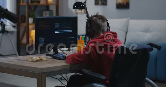 残疾男孩在电脑上黑客攻击视频的预览图