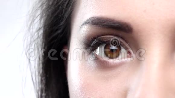 美丽的淡褐色眼睛眨眼快关门慢动作视频的预览图