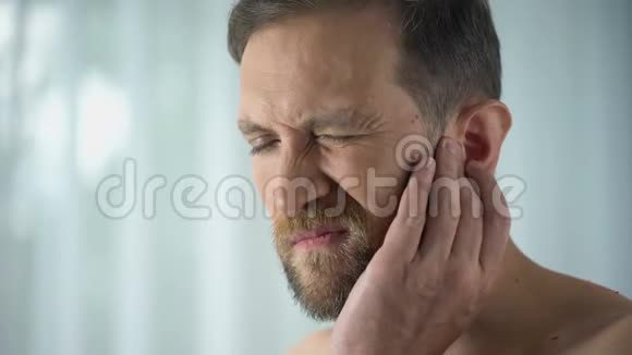 人有耳痛耳炎听力问题有疼痛特写视频的预览图