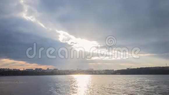 令人难以置信的阳光穿过城市湖泊景观时间流逝视频的预览图