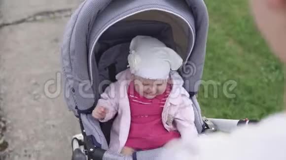 孩子坐在婴儿马车里哭孩子不高兴视频的预览图