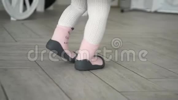 儿童穿矫形鞋只有他们的腿才能看见视频的预览图
