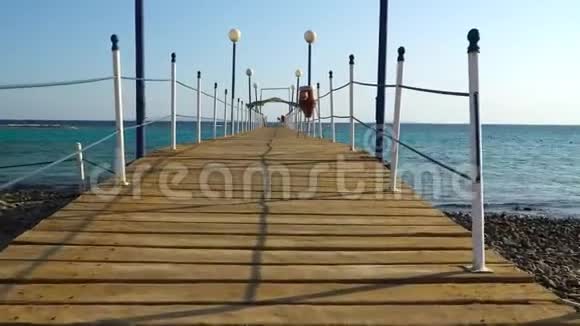 在埃及红海附近的一座桥上行走视频的预览图