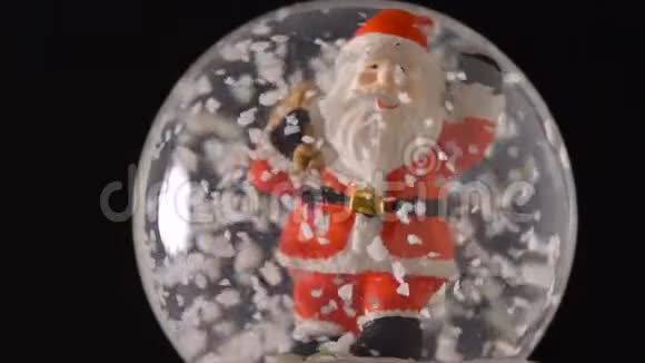 在黑色背景下的雪域圣诞老人视频的预览图