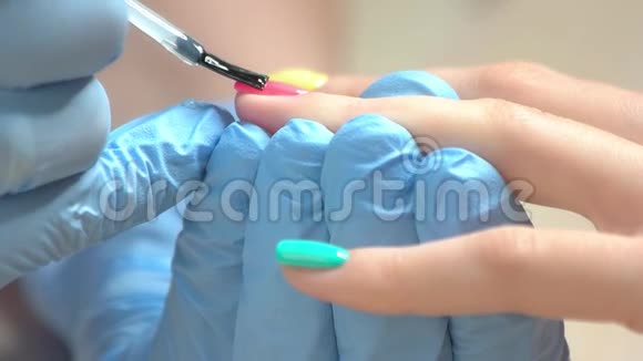 慢速运动指甲覆盖清漆视频的预览图