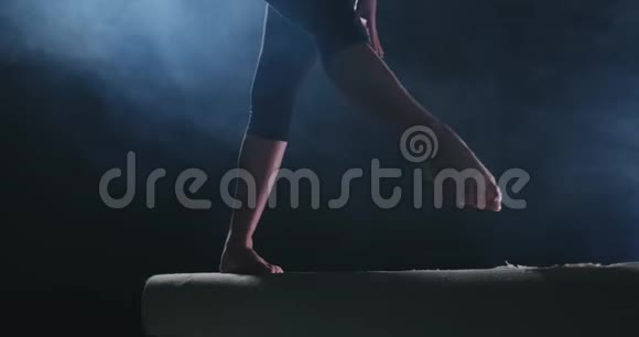 女子体操运动员在体育馆练习平衡木视频的预览图
