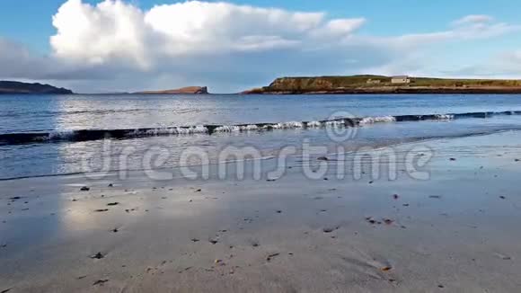 斯塔文湾恐龙湾阴天苏格兰斯凯岛视频的预览图