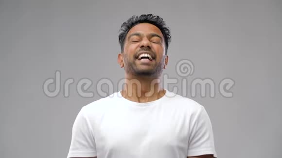 不健康的印度男人打喷嚏和鼻涕视频的预览图