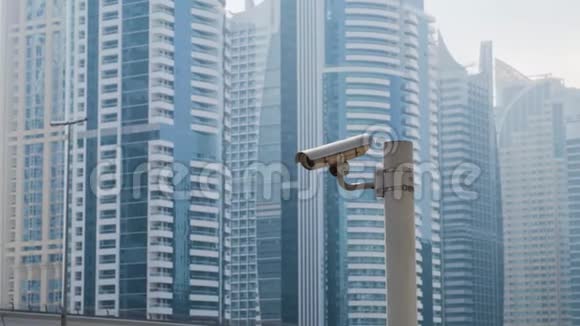 阿拉伯联合酋长国迪拜高层公寓楼背景的室外监控摄像机视频的预览图