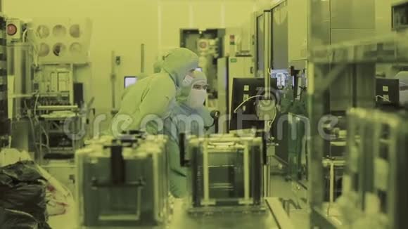 实验室里有两个工人清洁区纳米技术无菌西装蒙面scientist视频的预览图