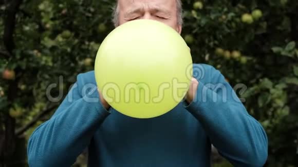 成熟的人吹气球视频的预览图