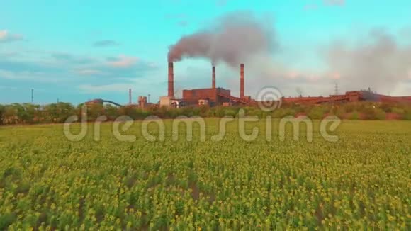 空中观景冶金厂从工厂管道里冒出来的烟视频的预览图