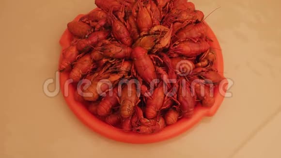 许多红煮小龙虾在盘子里视频的预览图