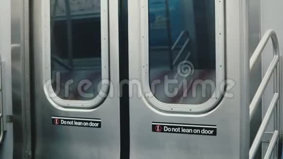 纽约市地铁地下列车车门在运动过程中关闭的室内镜头两侧警示倾斜标志视频的预览图