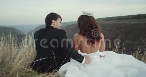新郎新娘在风景的顶端互相拥抱视频的预览图
